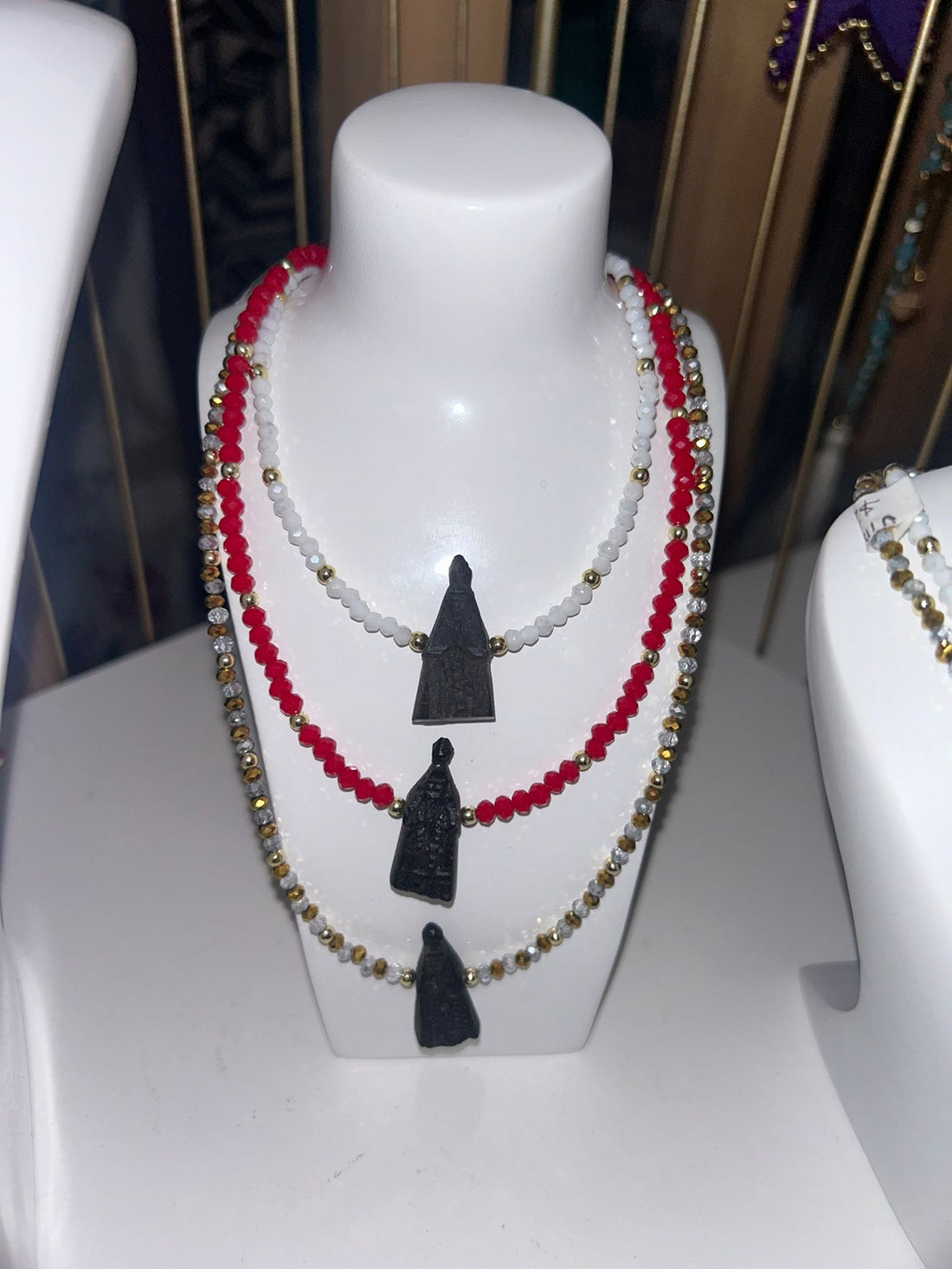 Necklace virgen en piedra azabache