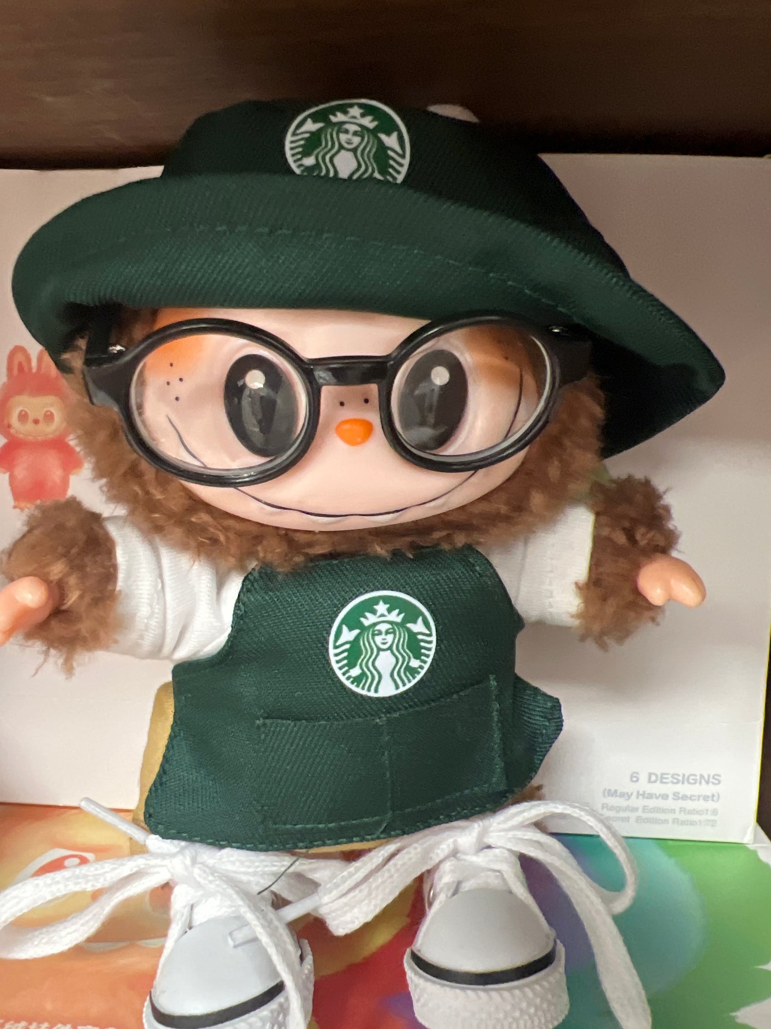 Traje Starbucks labubu