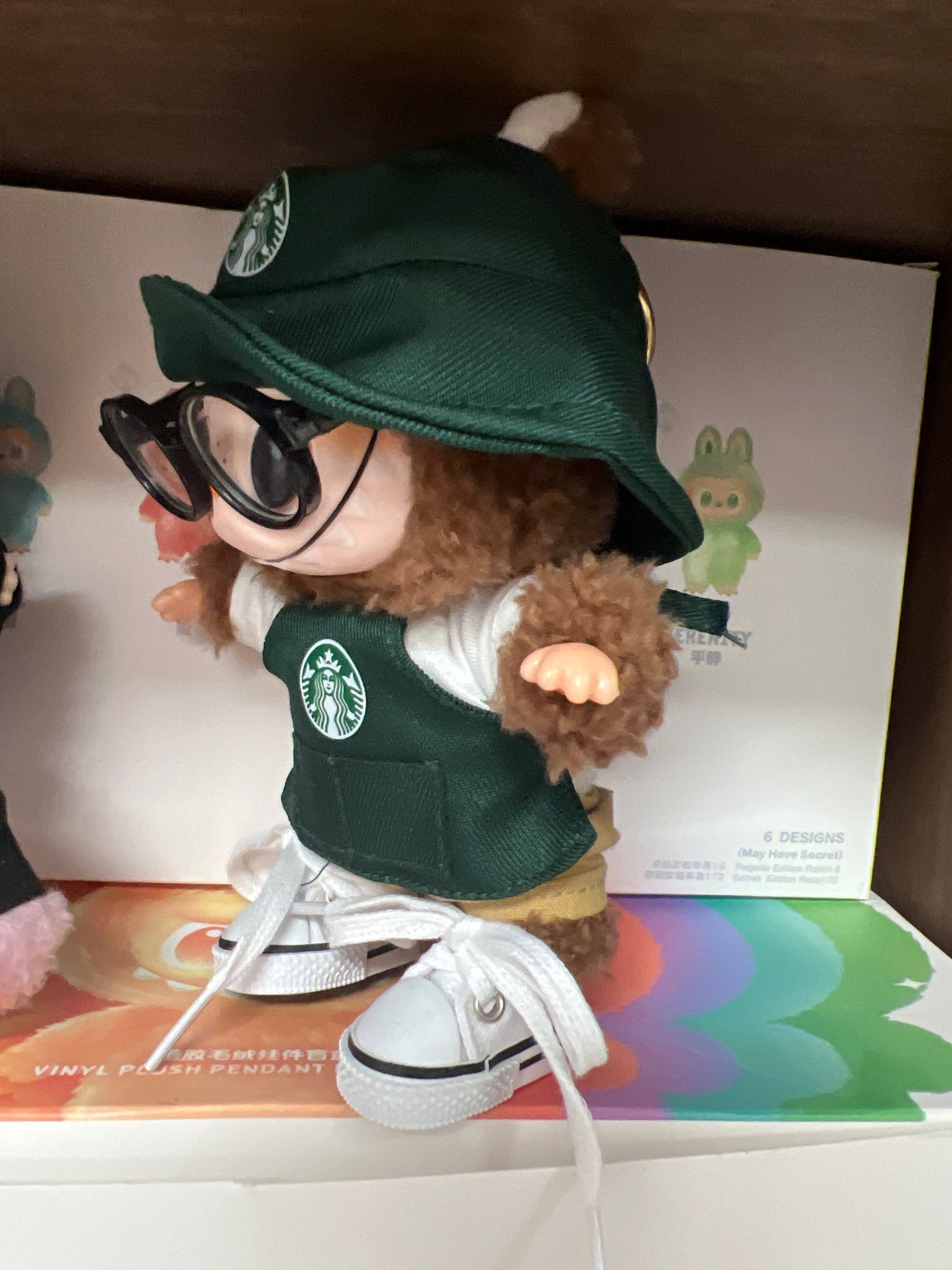 Traje Starbucks labubu